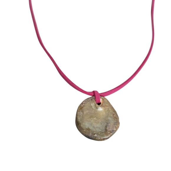 Vintage Stamped Button Metallic Pink Gold Pendant Faux Leather Necklace - Picture 4 of 5